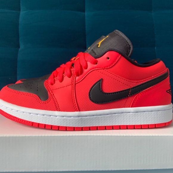 PRE-OWNED ♦️♠️ Jordan 1 Low Siren Red - 7W - Picture 4 of 7